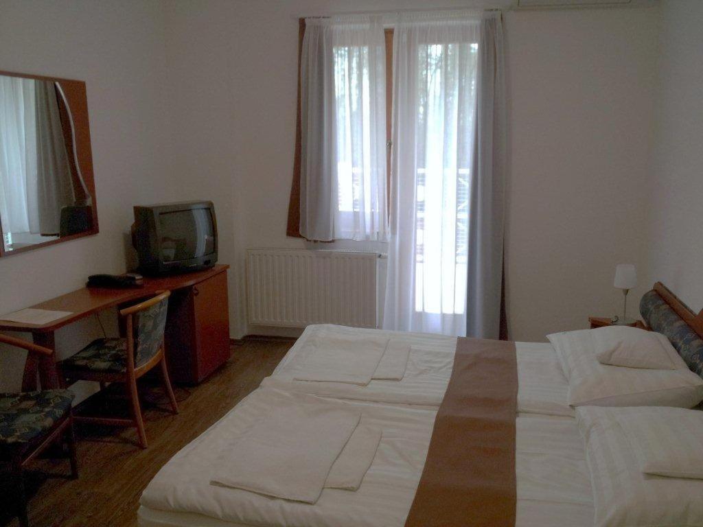 Fenyves Hotel Бекесксаба Екстериор снимка